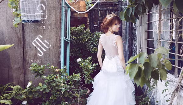 Trên trang cá nhân của mình, Thu Hiền cho đăng tải rất nhiều những bức ảnh nghệ thuật mà chính cô đóng vai trò người mẫu được cư dân mạng đón tiếp nồng nhiệt.