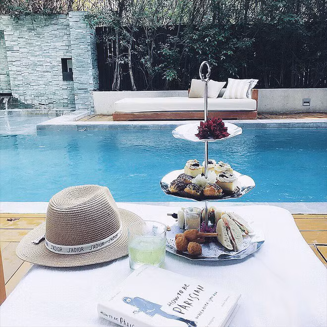 Có lẽ điểm xuất phát cho trào lưu check-in với đồ ăn ở hồ bơi chính là từ hội "rich kids", những chàng trai và cô gái nhà giàu.