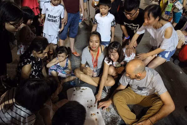 Thành viên có nickname Suzuoka bình luận: "Phố đi bộ hồ Gươm là địa điểm chơi Trung thu khá hợp lý, vừa gần, vừa thân thuộc. Lên đây vừa có thể đi bộ vừa có thể gợi nhắc tuổi thơ với những trò chơi dân gian như ô ăn quan, nhảy dây hay kéo co... đậm chất Trung thu".