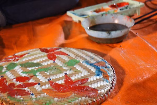 Chưa dừng lại ở đó, các bạn trẻ còn có thể tự tay trang trí cho mình một chiếc mặt nạ theo ý thích của mình với những lọ màu được chuẩn bị sẵn.