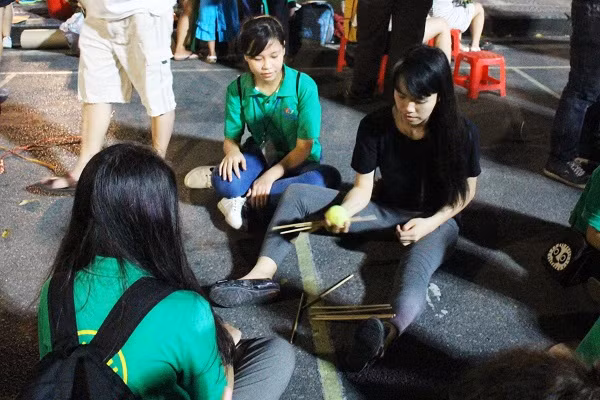 Các bạn nữ khá hào hứng với trò chơi chuyền. Nhiều bạn mới tập chơi cũng lúng túng nhưng sau vài phút tập luyện đã chơi thành thạo.