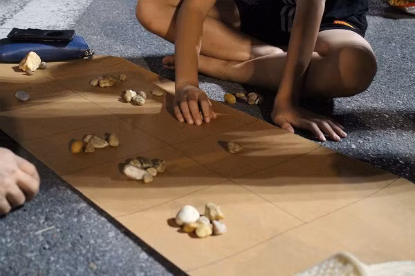 Không chỉ có các bạn trẻ mà những bậc phụ huynh cũng rất hào hứng với những trò chơi dân gian đã gắn liền với tuổi thơ của mình.