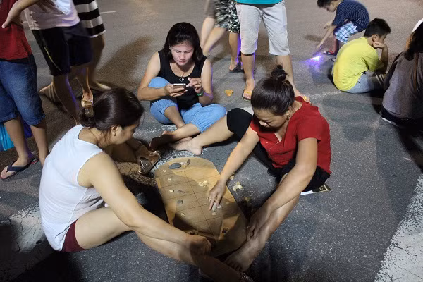 Trên mạng xã hội, những ngày qua, rất nhiều bạn trẻ băn khoăn không biết nên đi đâu để đón Trung thu. Rất nhiều địa điểm đã được các bạn trẻ đưa ra, tuy nhiên phố đi bộ hồ Gươm được nhiều người nhắc đến bởi khoảng cách khá gần và những trò chơi vô cùng lý thú.