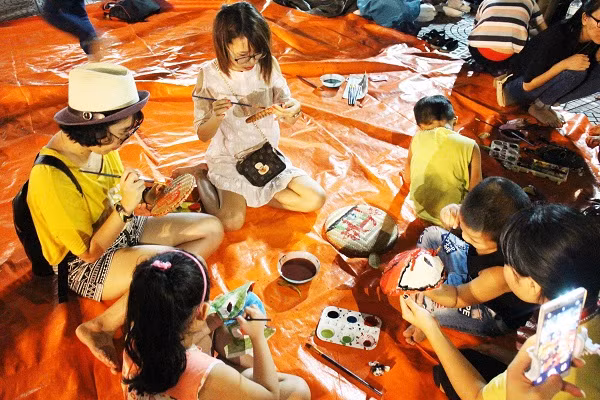 Bên cạnh việc thả bộ qua những con phố quanh khu vực hồ Gươm, các bạn trẻ cũng có thể tham gia rất nhiều trò chơi dân gian được BTC sắp xếp tại những địa điểm thích hợp.