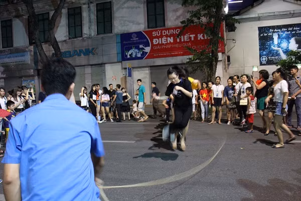 Xa xa những vòng quay của dây thừng khiến các bạn nữ nhớ lại những ngày còn đi học, cột tà áo dài và chạy chân đất để lao vào những cuộc nhảy dây đầy tiếng cười.