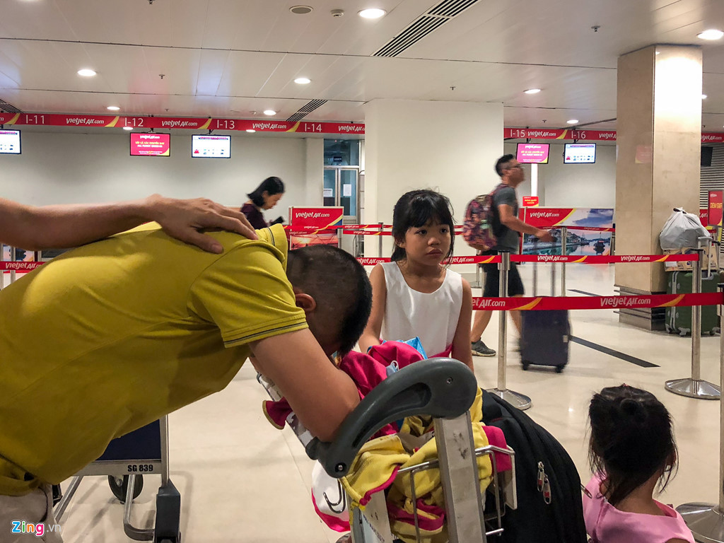 Thậm chí, ngay cả những người lớn cũng kiệt sức vì mất giấc ngủ và chờ đợi quá lâu.