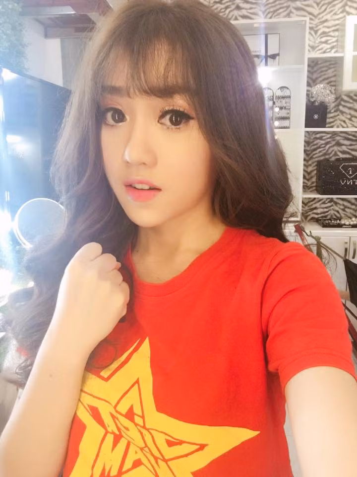 Bên cạnh đó, Thùy Dung cũng là cái tên khá đình đám trong hội CĐV CLB Real Madrid tại Việt Nam và trang cá nhân Hala Madrid là địa điểm được nhiều bạn trẻ chú ý khi lên mạng xã hội.