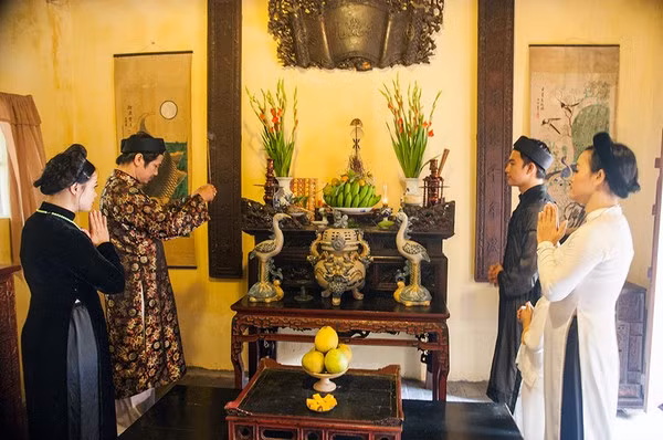 Với sự tò mò của mình, đã có rất nhiều bạn trẻ tới không gian văn hóa Tết xưa tại phố cổ Hà Nội để tìm hiểu xem ngày xưa, ông bà, bố mẹ đã chuẩn bị cho những ngày Tết ra sao, ăn uống thế nào? có gì khác với ngày nay. Ảnh: Ngoinhadisan.