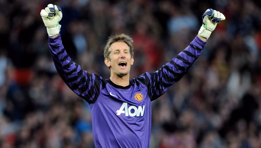 Edwin van der Sar: 40 tuổi 205 ngày. Ảnh sử dụng trong bài: Goal.com