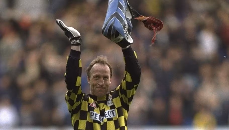 Steve Ogrizovic đứng thứ ba trong danh sách những ngôi sao có tuổi đời già nhất tại Premier League. Thủ môn này giã từ sự nghiệp ở tuổi 42 và 236 ngày.