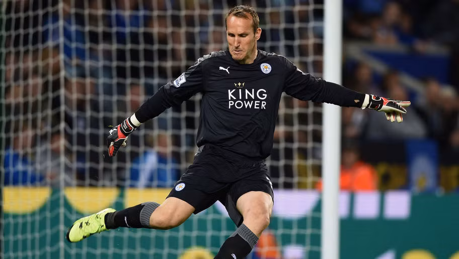 Mark Schwarzer: 42 tuổi 159 ngày.