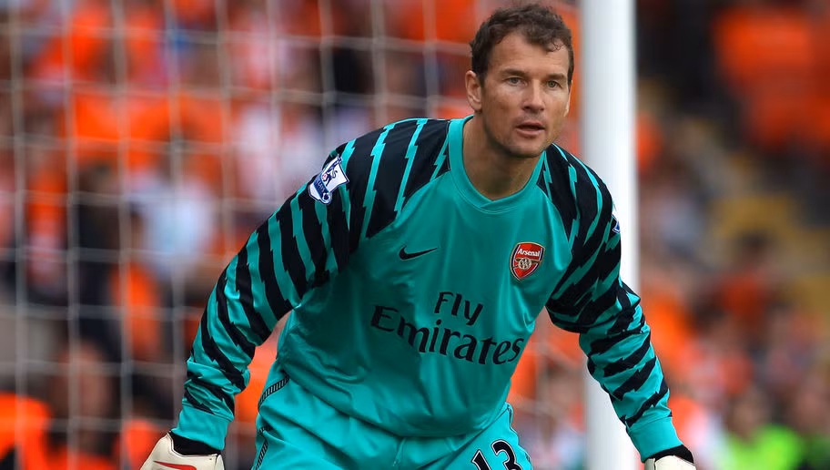 Mặc dù gánh nặng tuổi tác đã đè nặng lên đôi chân, thế nhưng những pha bay người và đọc tình huống kinh nghiệm của lão tướng Jens Lehmann từng một thời giúp Arsenal có những trận đấu bất bại. Thủ môn này giữa từ sự nghiệp ngày 10/04/2011 và ở mốc thời gian 41 tuổi 151 ngày.