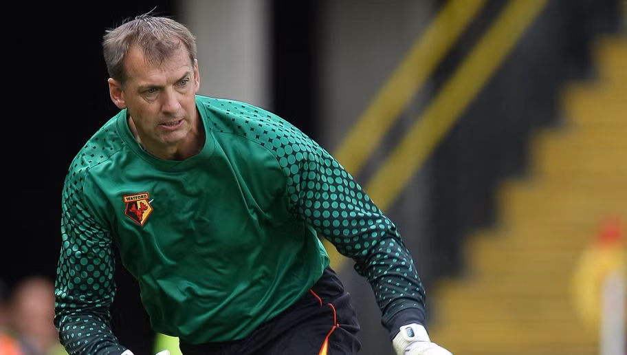 Alec Chamberlain cũng là một thủ môn ngôi sao khá kì cựu tại Premier League. Khi quyết định treo giày, cựu thủ thành của Watford này đã 42 tuổi 327 ngày.