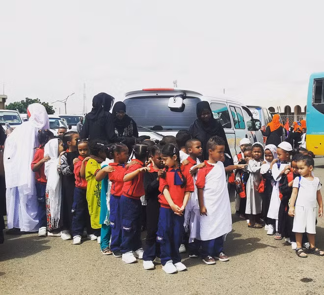 Nói về những giờ lên tiết của mình, Minh Ngọc cảm thấy may mắn khi tất cả học sinh đều hào hứng với tiết học tiếng Anh và Toán của cô mỗi ngày. Điều đó khiến Ngọc rất xúc động và tràn đầy động lực để tiếp tục gieo mầm con chữ nơi quốc gia bốn bề là sa mạc này.