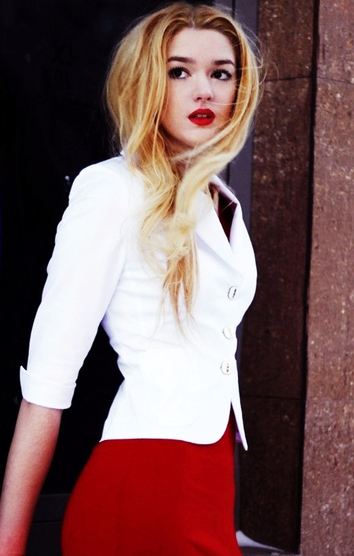 Dù mới chỉ 21 tuổi, nhưng Alisa Manyonok đã nổi tiếng khắp nước Nga khi tham dự và giành thứ hạng cao ở một loạt các cuộc thi sắc đẹp, như Miss Primorye 2013 (Hoa hậu), Miss Russia Body 2015 (Hoa hậu) hay Miss Tatarstan 2015 (Á hậu 1).