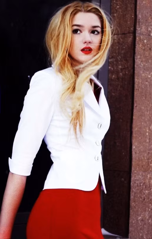 Dù mới chỉ 21 tuổi, nhưng Alisa Manyonok đã nổi tiếng khắp nước Nga khi tham dự và giành thứ hạng cao ở một loạt các cuộc thi sắc đẹp, như Miss Primorye 2013 (Hoa hậu), Miss Russia Body 2015 (Hoa hậu) hay Miss Tatarstan 2015 (Á hậu 1).