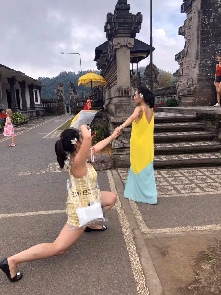 Trong mỗi chuyến đi du lịch, giới trẻ không chỉ mong chờ sự thoải mái, ăn ngon, có quà đẹp mà đó còn là những bức ảnh sống ảo "siêu deep" để khoe trên mạng xã hội