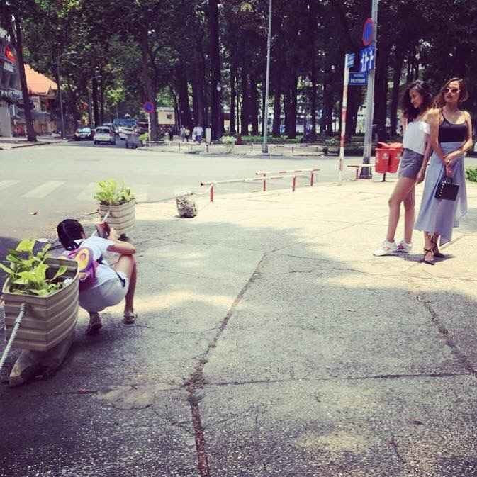 Chắc hẳn những hình ảnh hậu trường "sống ảo" của các bạn cũng không thể thiếu sự đồng hành của đứa bạn thân.