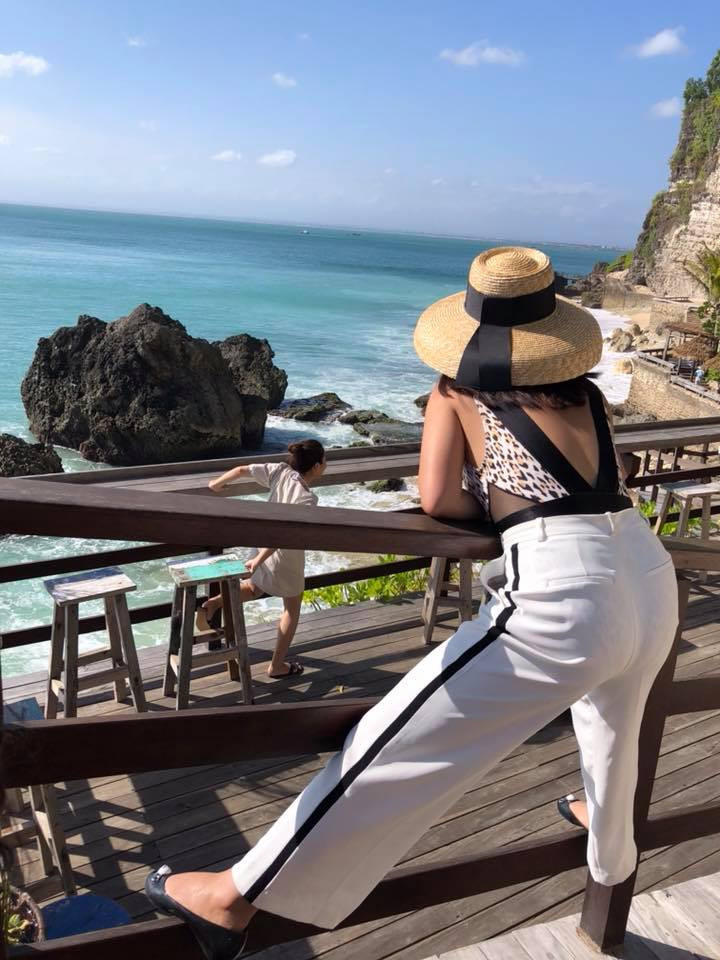 Chấp nhận phá hỏng hình tượng để đứa bạn có ảnh đẹp sống ảo.