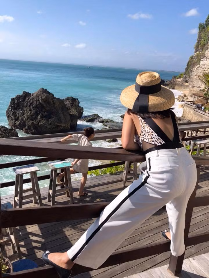 Chấp nhận phá hỏng hình tượng để đứa bạn có ảnh đẹp sống ảo.