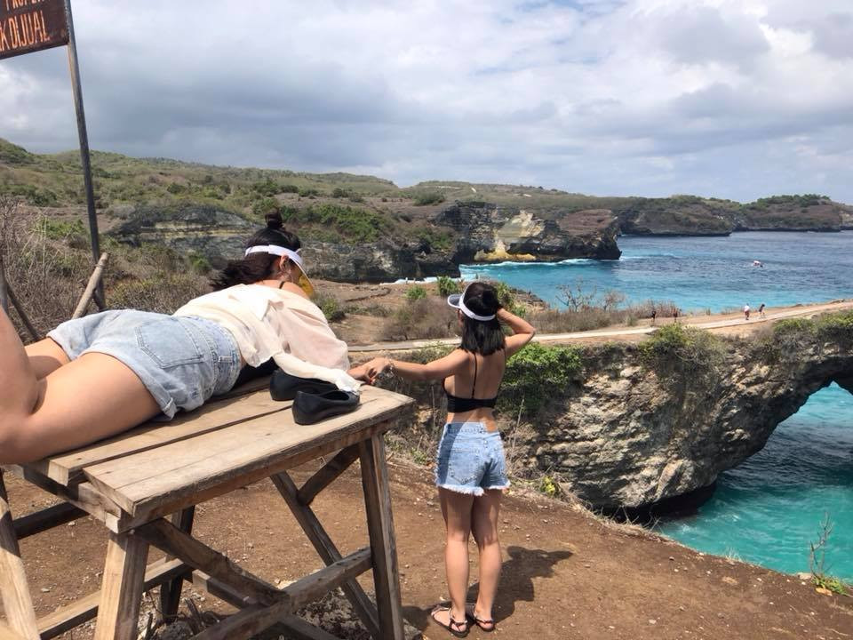 Mới đây, trên MXH các dân mạng đã cho đăng tải hậu trường bức ảnh sống ảo du lịch của giới trẻ khiến nhiều người cảm thấy vô cùng ngưỡng mộ với người được gọi là bạn thân đồng hành trong chuyến du lịch.