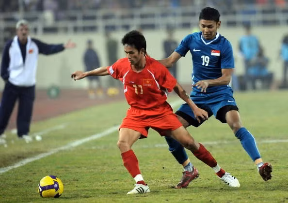 Trước đây, ĐT Việt Nam cũng sở hữu một cầu thủ "nấm lùn" nhưng chạy rất nhanh đó là Vũ Phong. Cầu thủ này có chiều cao là 1m68.