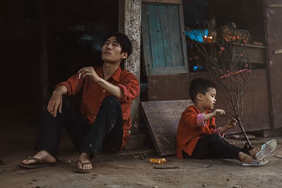 Còn ở bộ ảnh "ngày Tết", Bảo Khang tiếp tục vào vai một cậu bé nghèo với ao ước có một cuộc sống ấm no như bao đứa trẻ khác trong dịp đầu năm.