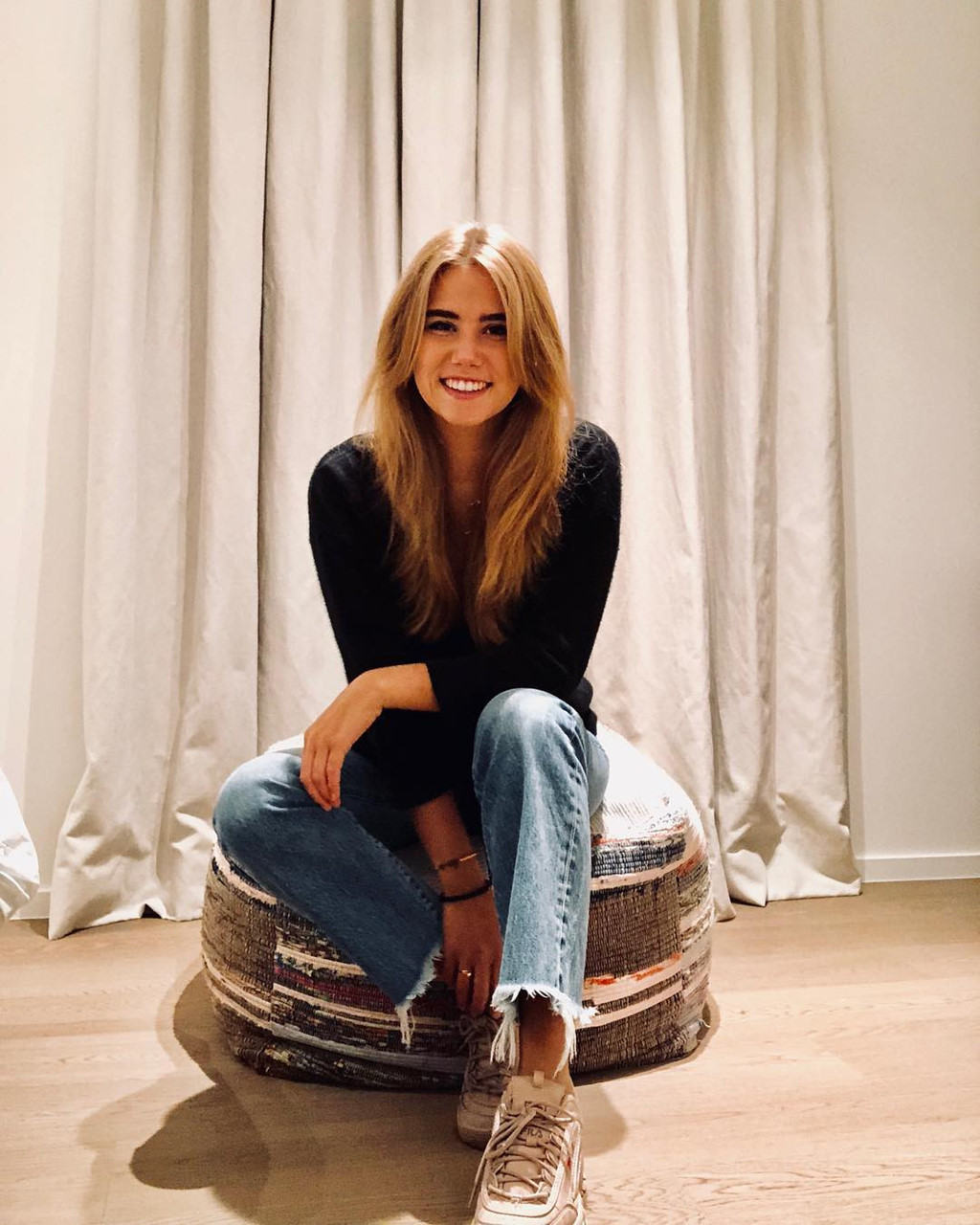 Chỉ sau 3 ngày, L'Oreal đột ngột tuyên bố chấm dứt hợp đồng với Axelle Despiegelaere. Nhãn hàng này lấy lý do những hình ảnh săn bắt thú hoang dã của cô sẽ làm ảnh hưởng đến uy tín và chiến dịch bảo vệ môi trường, động vật hãng đang hướng đến.