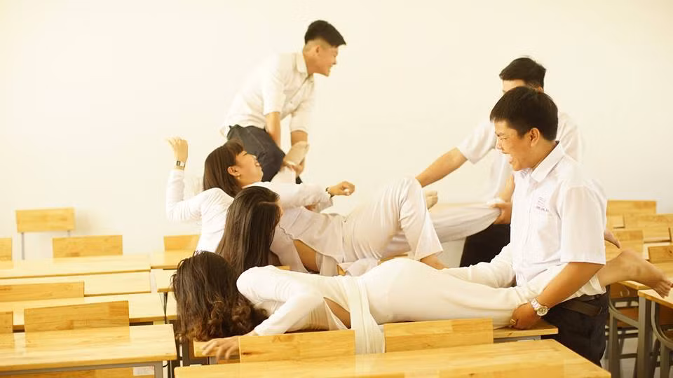 Một số hình ảnh khác của bộ ảnh kỷ yếu khiến dân mạng liên tục đưa ra những lời chỉ trích nặng nề.