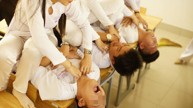 "Cứ tưởng thế là hay, mặc đồng phục rồi ở trong lớp học mà có những cách chụp ảnh vậy thật khó chấp nhận", Nickname Hằng Chelsea có viết.