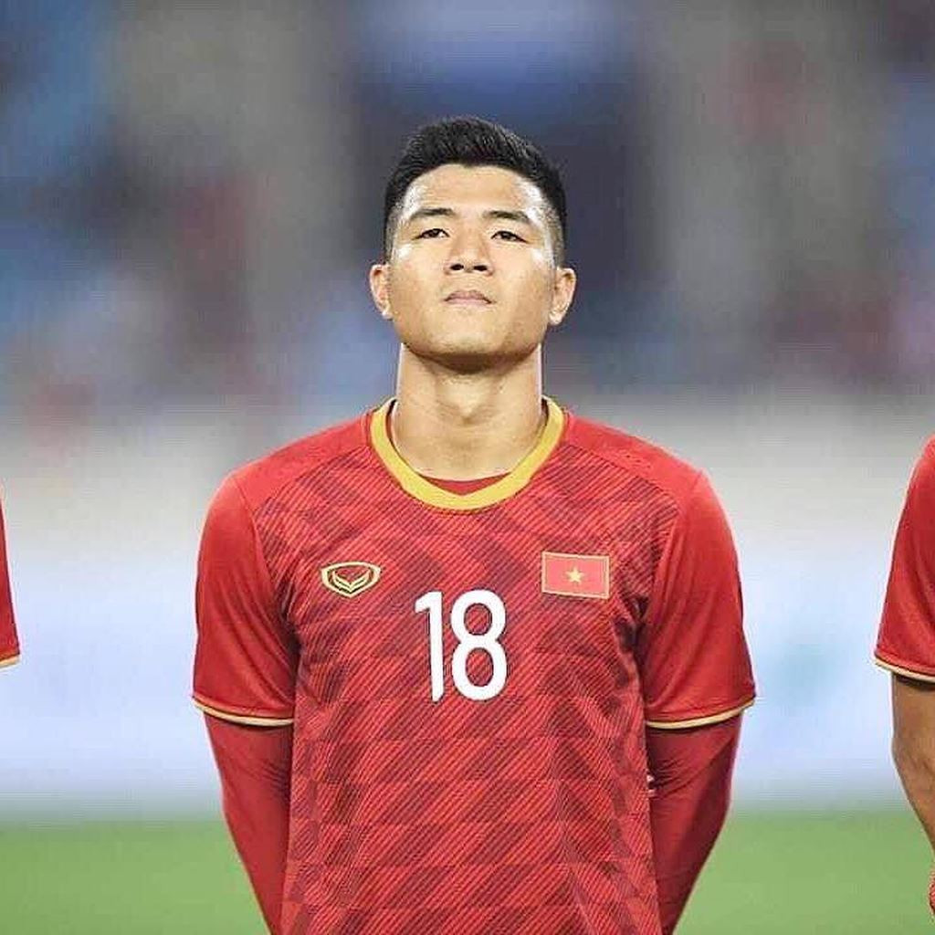 Trong khi đó người chơi cao nhất trên hàng công không ai phù hợp hơn Đức Chinh lúc này. Đức Chinh rất mạnh khi chơi phản công và có thể định hướng phòng ngự cho cả đội khi không có bóng. Điều cầu thủ SHB Đà Nẵngcần cải thiện là khâu dứt điểm để chắt chiu những cơ hội của đội nhà.