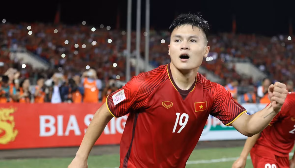 Một suất cứng trong đội hình của HLV Park Hang-seo trong trận đấu giữa ĐTQG Việt Nam và Curacao thuộc về Quang Hải. Cầu thủ này đóng vai trò là tiền vệ công tự do và thường có thiên hướng lệch phải.