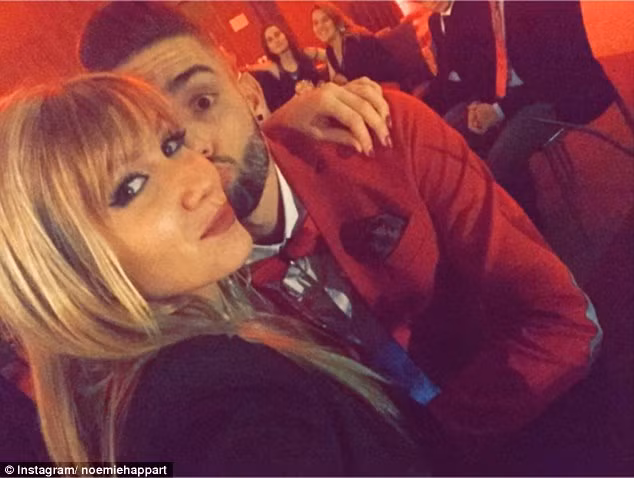 Tận dụng thời cơ chàng người yêu tham gia Euro 2016, cô nàng này đã có những ngày nghỉ dài hơi tại một hòn đảo xinh đẹp trên đất Pháp.