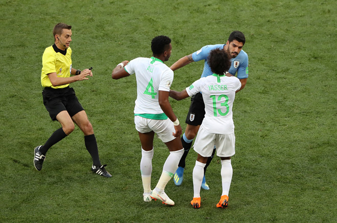 Sức nóng của trận đấu tăng lên ngay sau tiếng còi khai cuộc. Tình huống tấn công đầu tiên thuộc về Uruguay. Tuy nhiên, cú sút của tiền đạo Luis Suarez bị hậu vệ Ả Rập Xê-út chặn lại. Ít phút sau, người hâm mộ Uruguay một phen tiếc nuối sau khi Cavani dứt điểm nối bằng chân trái đưa bóng đi vọt xà Ả Rập Xê-út từ đường chuyền vào bên cánh trái. Bản thân Cavani cũng ôm mặt thất vọng vì không tận dụng được cơ hội thuận lợi.