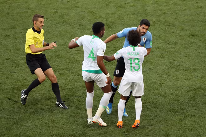 Sức nóng của trận đấu tăng lên ngay sau tiếng còi khai cuộc. Tình huống tấn công đầu tiên thuộc về Uruguay. Tuy nhiên, cú sút của tiền đạo Luis Suarez bị hậu vệ Ả Rập Xê-út chặn lại. Ít phút sau, người hâm mộ Uruguay một phen tiếc nuối sau khi Cavani dứt điểm nối bằng chân trái đưa bóng đi vọt xà Ả Rập Xê-út từ đường chuyền vào bên cánh trái. Bản thân Cavani cũng ôm mặt thất vọng vì không tận dụng được cơ hội thuận lợi.