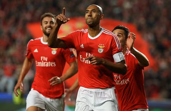 Chiến thắng của Benfica trước Galatasaray mang đậm dấu ấn của trung vệ người Brazil là Luisao. Lão tướng này không chỉ biết kiến tạo mà chính anh là người ấn định chiến thắng 2-1 cho Benfica tại lượt trận thứ 4 vòng bảng UEFA Champions League 2015/2016...