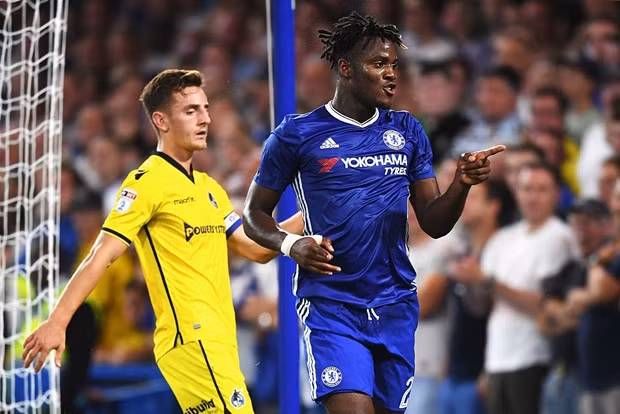 Michy Batshuayi là bản hợp đồng đầy bất ngờ sau Euro 2016 của CLB Chelsea. Dù mới 19 tuổi nhưng tài năng của cầu thủ người Bỉ là điều không thể phủ nhận và chính điều này đã giúp anh buộc The Blues phải chi ra đến 40 triệu để có mình.