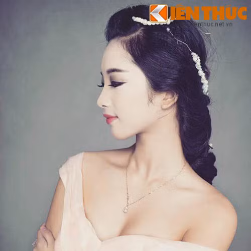 Vũ Linh chia sẻ : "Những lúc khó khăn gia đình là chỗ dựa tinh thần rất lớn cho mình, luôn dành cho những lời khuyên cần thiết vào những thời điểm quan trọng. Dù luôn sát cánh bên cạnh nhưng bố mẹ vẫn định hướng cho mình lối sống tự lập và tôn trọng những quyết định của mình. Đặc biệt là mẹ, đó là người phụ nữ suốt đời mình yêu thương và trân trọng. Nhìn những gì mẹ hi sinh cho gia đình, nhìn những yêu thương mẹ dành cho con cái đó là động lực lớn khiến mình phải cố gắng hơn mỗi ngày".