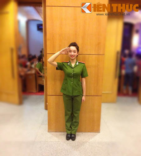 Nhiều bạn bè của Vũ Linh tưởng rằng cô theo học thạc sĩ Luật để trở thành một giảng viên trường luật hay trở thành một nhà nghiên cứu luật nhưng ước mơ của cô gái này khiến nhiều người phải bất ngờ. Giải thích cho sự thay đổi này, Vũ Linh chia sẻ rằng: "Vì từ bé, em đã mê đắm hình ảnh các chiến sĩ trong trang phục màu xanh áo lính. Nên cô rất quyết tâm được phục vụ trong màu áo của ngành Quân đội".