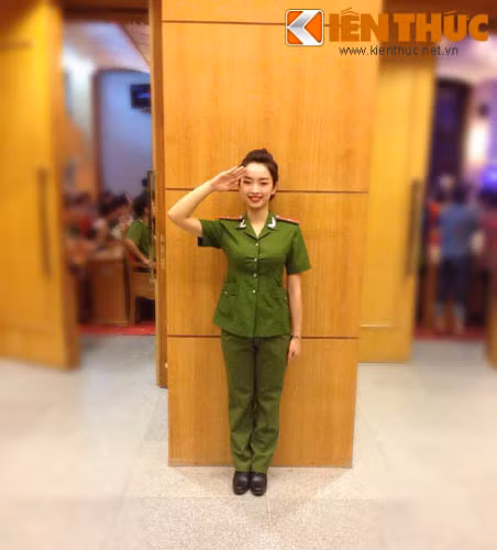 Nhiều bạn bè của Vũ Linh tưởng rằng cô theo học thạc sĩ Luật để trở thành một giảng viên trường luật hay trở thành một nhà nghiên cứu luật nhưng ước mơ của cô gái này khiến nhiều người phải bất ngờ. Giải thích cho sự thay đổi này, Vũ Linh chia sẻ rằng: "Vì từ bé, em đã mê đắm hình ảnh các chiến sĩ trong trang phục màu xanh áo lính. Nên cô rất quyết tâm được phục vụ trong màu áo của ngành Quân đội".