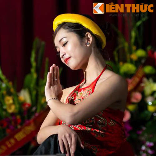 Nhiều chương trình, Vũ Linh còn khiến nhiều khán giả bất ngờ khi cô vừa làm MC vừa tham gia vào tiết mục múa. Vũ Linh thể hiện những điệu múa của mình khá điêu luyện và uyển chuyển.