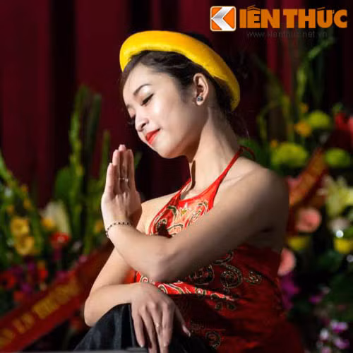 Nhiều chương trình, Vũ Linh còn khiến nhiều khán giả bất ngờ khi cô vừa làm MC vừa tham gia vào tiết mục múa. Vũ Linh thể hiện những điệu múa của mình khá điêu luyện và uyển chuyển.