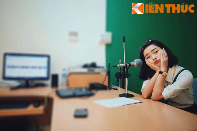 Vũ Linh không chỉ được biết đến là một cô gái xinh đẹp và dễ thương mà bên cạnh đó cô còn là một người khá đa tài với những đường múa điêu luyện hay chất giọng làm MC truyền cảm và chuyên nghiệp.