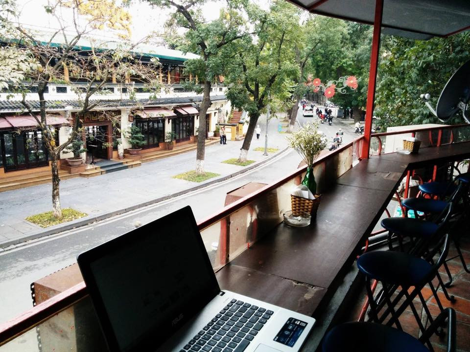 Cũng như những quán lắt léo khác, bạn sẽ gửi xe tại căn nhà Thủy Tạ đối diện, sau đó chui vào hẻm nhỏ băng qua khu cầu thang cũ kỹ và leo lên căn gác của Balcony. Balcony cũng khá được đầu tư vào decor không gian với những tông màu tối sáng đầy nghệ thuật, hay những vật dụng trang trí mang chút bụi phủi. Quán là địa điểm yêu thích của nhiều khách du lịch.