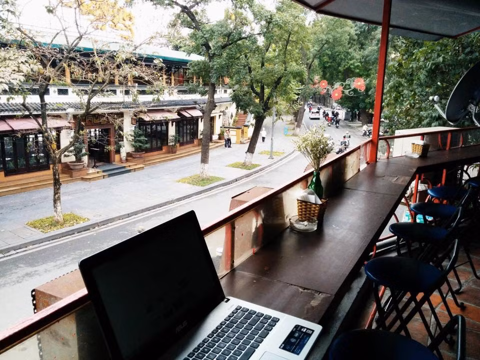 Cũng như những quán lắt léo khác, bạn sẽ gửi xe tại căn nhà Thủy Tạ đối diện, sau đó chui vào hẻm nhỏ băng qua khu cầu thang cũ kỹ và leo lên căn gác của Balcony. Balcony cũng khá được đầu tư vào decor không gian với những tông màu tối sáng đầy nghệ thuật, hay những vật dụng trang trí mang chút bụi phủi. Quán là địa điểm yêu thích của nhiều khách du lịch.