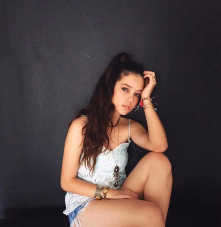 Hiện tại những thông tin về Edinara Kreis Antunes khá ít nhưng điều này cũng không quá quan trọng bởi nhan sắc của cô gái xinh đẹp tuổi 15 này đã khỏa lấp đi mọi thứ.