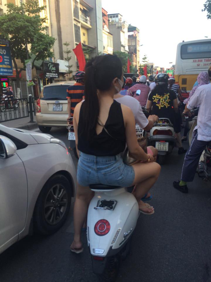 Nickname Hoang My chia sẻ: "Chẳng hiểu đẹp đẽ ở đâu, lưng thì có trắng thật đấy nhưng khoe ra làm gì dưới cái nắng hơn 40 độ của Hà Nội cơ chứ. Thích khoe thì về nhà đứng trước gương bạn nhé. Bạn chính là 1 tác nhân khiến tình trạng tai nạn giao thông diễn ra ngày càng nhiều".