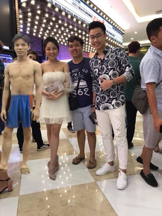 Cụ thể trong một sự kiện, anh chàng trong ảnh đã may mắn được chụp chung với hot girl Trâm Anh. Thế nhưng trang phục có phần xuề xòa với chiếc quần ngắn, áo phông và chân đi đôi tông lại khiến anh có phần tiếc nuối.