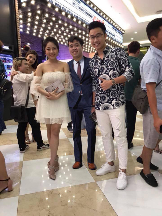 Không chỉ có chế thêm đôi giày, dân mạng sửa ảnh cho anh chàng này còn mặc nguyên bộ vest lịch lãm.