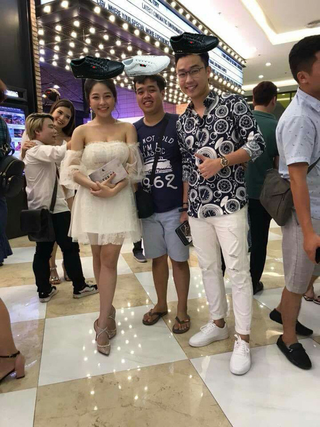 Đã có đôi giày nhưng dường như vị trí của chúng bị đặt nhầm chỗ.